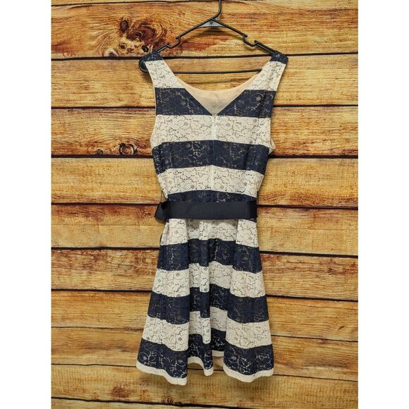 Signature By Robbie Bee Womens 14 Navy/White Belted Lace Dress EUC - Picture 2 of 9